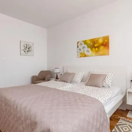 Center + Balcony شقة