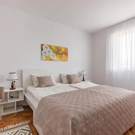 Center + Balcony شقة سبليت